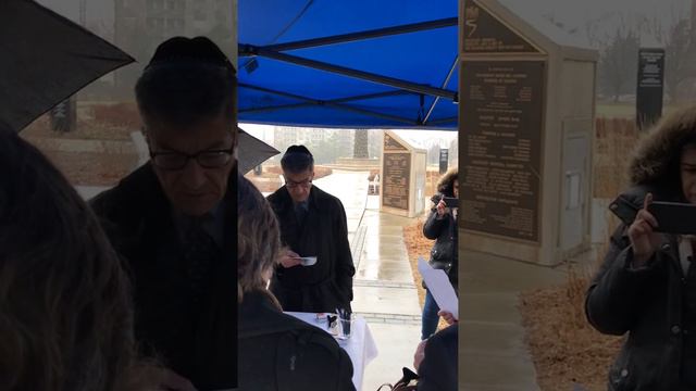 Board Member Israel Mida reciting Kaddish for Yom Hashoah смотреть онлайн