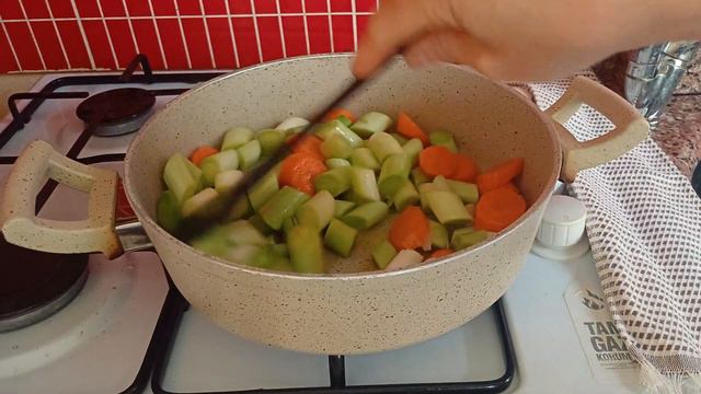 Havuç ve Pırasayla Bu Lezzetli Tarifi Hemen Deneyin! | Zeytinyağlı Pırasa Tarifi смотреть онлайн