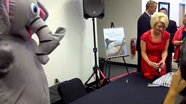 Callista Gingrich Jokes With Indignant Elephant