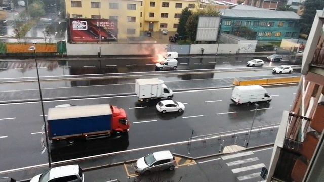 Brucia un'auto ed esplode una gomma sul Viale Forlanini - Milano смотреть онлайн