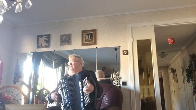 Rodger spelar upp ”Rolands egen vals” смотреть онлайн