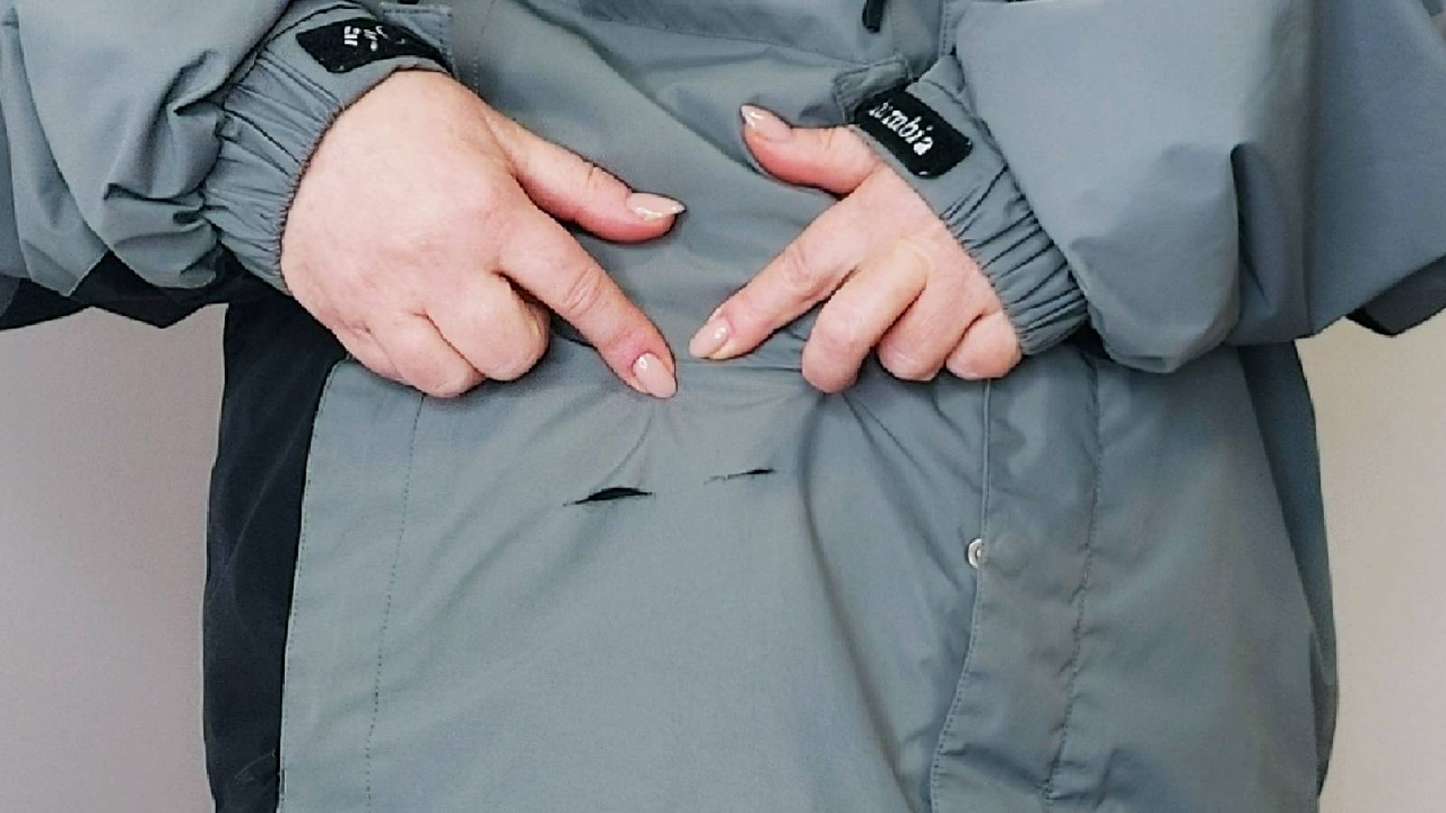 Как незаметно починить дырку на куртке смотреть онлайн