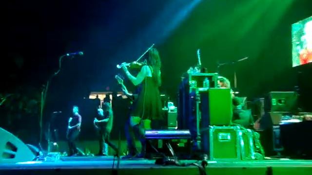 Padma Lakshmi On Stage at Foo Fighters Show смотреть онлайн