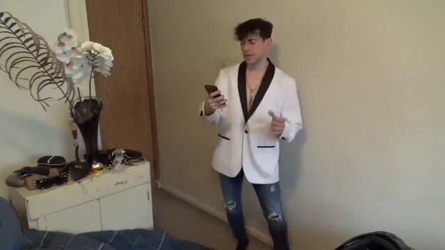 Dapper White Tux MARCO sings Rhianna's SOS song Extremely Well! смотреть онлайн