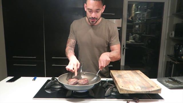 How To Cook The Perfect Steak / Men's Everyday Essentials / Carl Thompson смотреть онлайн