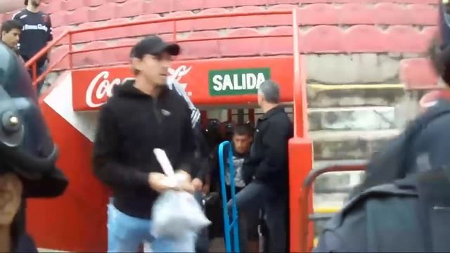 Salida de los jugadores de Huracán смотреть онлайн
