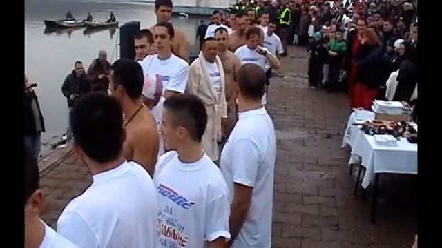 Grocka - Litija i plivanje za Casni krst Bogojavljenje 2013- ceo snimak смотреть онлайн