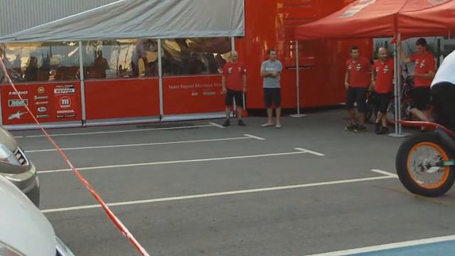 Toni Bou and Takahisa Fujinami playing around / Trial смотреть онлайн