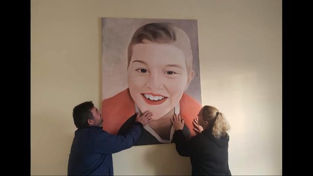 Familja e Mateos surprizohet sërish, merr dhuratë nga piktori shkodran portretin e 8-vjeçarit смотреть онлайн