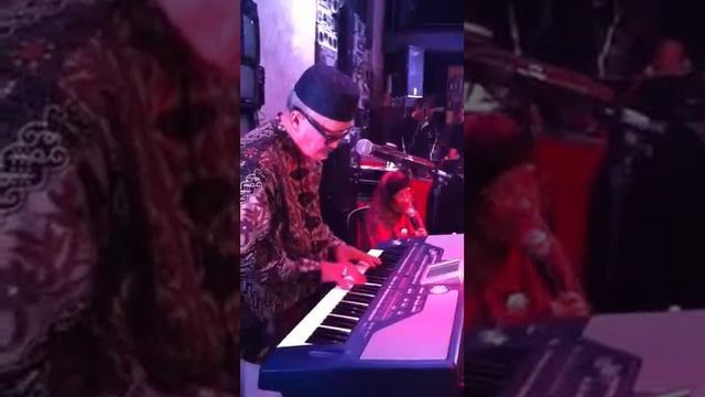 Mak Inom - Singing 