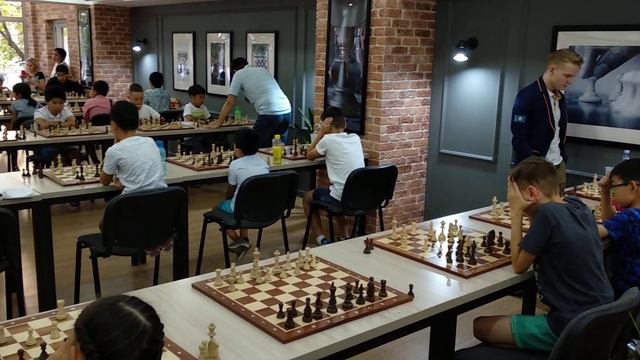 Жансая Абдумалик проводит сеанс одновременной игры смотреть онлайн