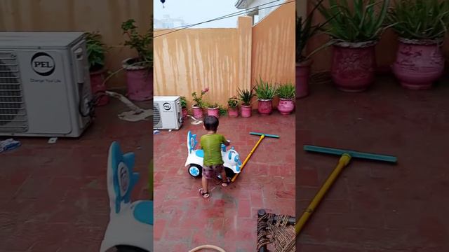 Cute little Hamdan Enjoying Rainy Weather || Playing In Rain With cousins || Smile with Hamdan смотреть онлайн