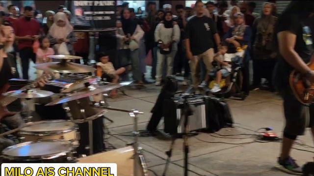 (KAU YANG BERNAMA SERI..) BY ADAM FT DON'T PANIC BAND DI HADAPAN MUAZ JALAN TAR..