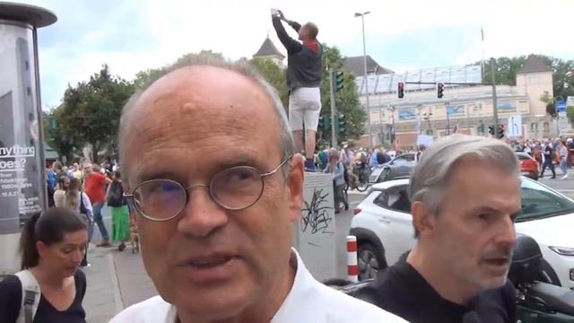 Berlin, Kurfürstenstr./Nürnbergerstr.: Und plötzlich strömten Tausende auf die Kreuzung смотреть онлайн
