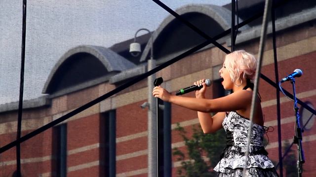 AMELIA LILY @ OLLY MURS CONCERT IN MIDDLESBROUGH смотреть онлайн