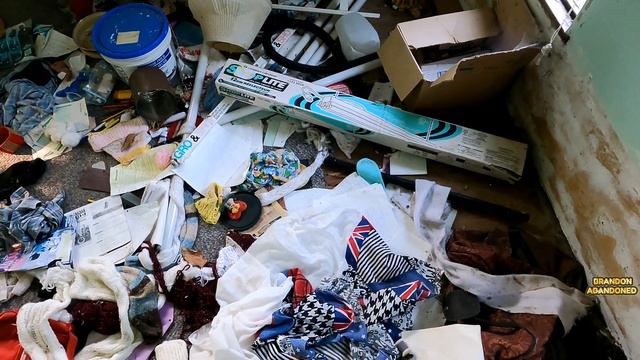 Abandoned Messy Time Capsule, The Owners Disappeared!! (Tons Of Stuff Left Behind) EXP.135 смотреть онлайн