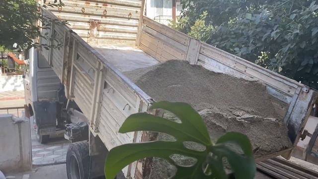 Gerçek kum kamyonu geldi kasasındaki bütün kumu bahçeye döktü.Fatih Selim kum kamyonu izliyor смотреть онлайн