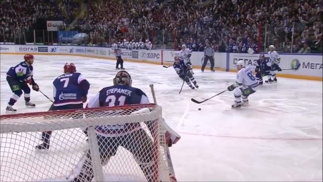 Комаров прошивает Штепанека / Stepanek Looses The Puck Between The Pads