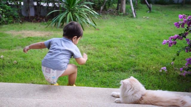Alex Prin Braun and Candy cat in the garden (1y 10m) смотреть онлайн