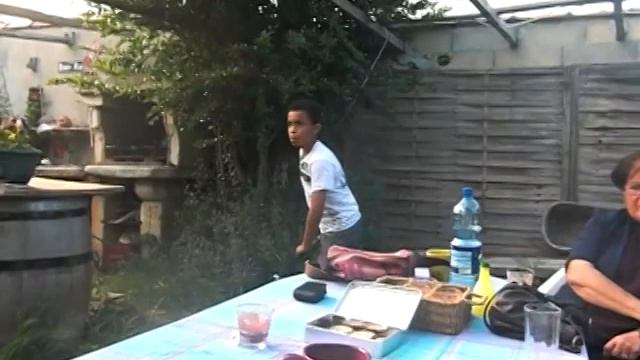 Saut A La Perche Jardin Il Se Casse La Gueule En Retombant