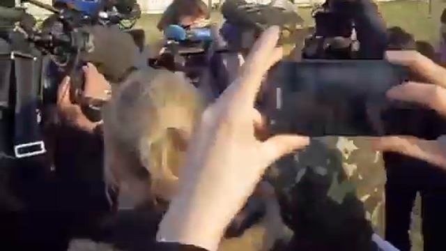 Как главу АТЦ СБУ Крутова встречали на аэродроме Краматорска 15 04 2014 смотреть онлайн
