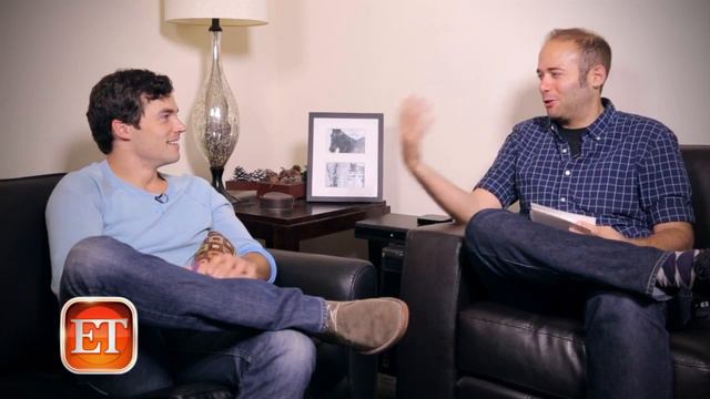 'PLL' Star Ian Harding Talks Ezria & Finale Shocks смотреть онлайн