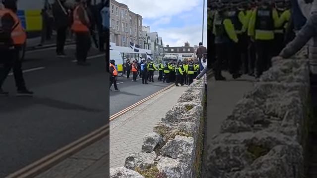 pro immigration protesters arrested after clashes with police at a hotel in England смотреть онлайн