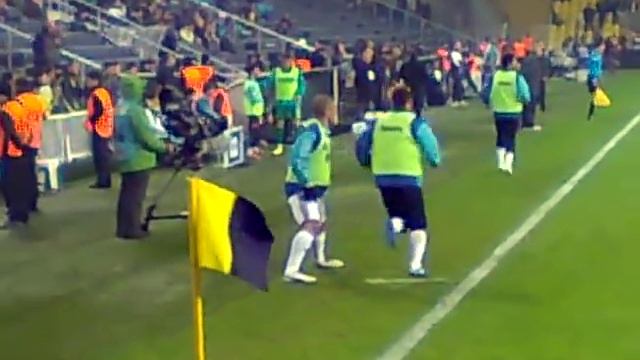 Alex De Souza Ve Gökhan Gönül Isınma Hareketleri смотреть онлайн