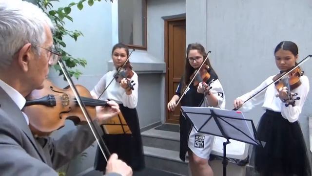 Цигулков ансамбъл "ЗВЕЗДИЧКИ" - К.М. Вебер - "Хор на ловците" смотреть онлайн