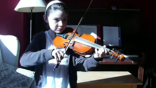 Emma Barr playing Donkey Doodle смотреть онлайн