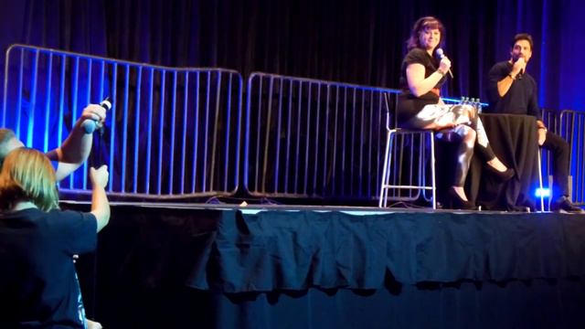 Manu Bennett teaches the Haka at Salt Lake Comic Con 2013 смотреть онлайн