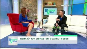 La Dra Maritza Fuentes conversa con el locutor de radio William Franco.