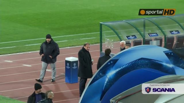 Кирил Домусчиев гледа тренировката на ''Васил Левски''