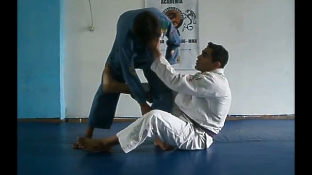 Treino Aberto 1: Raspagem De La Riva com finalização de Triângulo смотреть онлайн