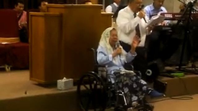 HERMANOS GALINDO CANTANDO EN LA IGLESIA