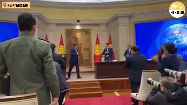 Жээнбеков ушёл под аплодисменты