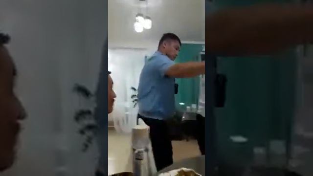 Вот так ведут себя наши сотрудники чунджи к мирно сидящим людям смотреть онлайн