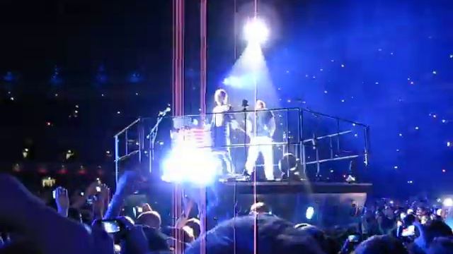 Dom and Chris from Muse solo in Wembley смотреть онлайн