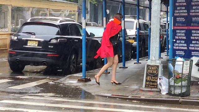 Model Carol Alt walks home in the rain using her red jacket as an umbrella in New York City! смотреть онлайн