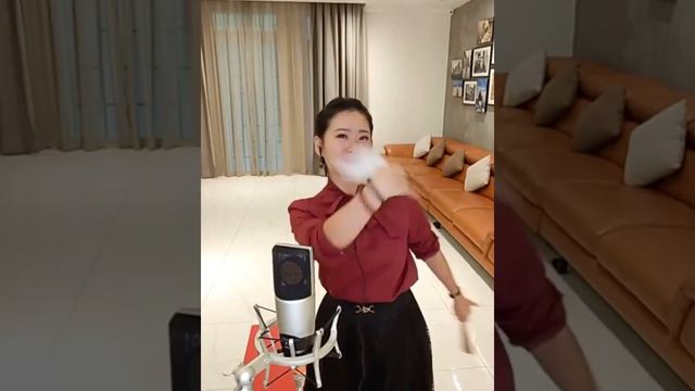 扮皇帝-颜愫蓉 Selina Gan смотреть онлайн