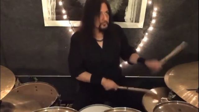 Gene Hoglan hedrar Svante Thuresson med att spela hans och Lill Lindfors låt Nygammal Vals på Twitc смотреть онлайн