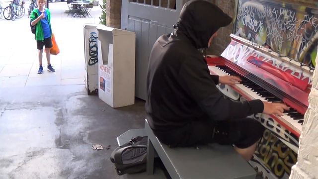 Banksy Of Street Pianos Shreds In Public смотреть онлайн