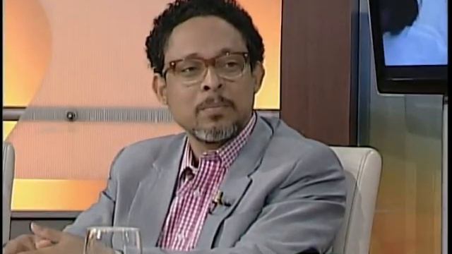 Alfredo Capellán, profesor de comunicación, Nicole Castillo, Estudiante смотреть онлайн