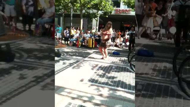 Un Tranvestit,danseaza De Se Rupe:)