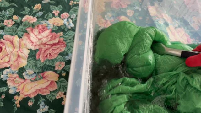Dyeing Fabric with Rit Dye for the First Time Ever! [CC] смотреть онлайн