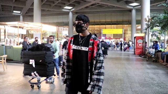 Pratik Babbar Spotted At Airport смотреть онлайн