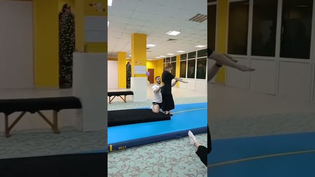 Учимся делать сальто назад с танцорами :) смотреть онлайн