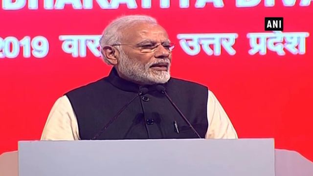 PM Modi pays heartfelt tribute to Lingayat seer Shivakumara Swami смотреть онлайн