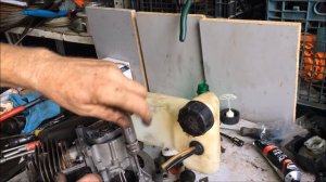 В каком случае дешёвый бензо_триммер работает как автомат Калашникова!)