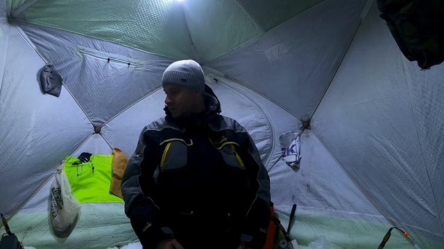 Первая ночная рыбалка на корюшку. Ловлю с подводной камерой. Газовый обогреватель в палатке зимой. смотреть онлайн